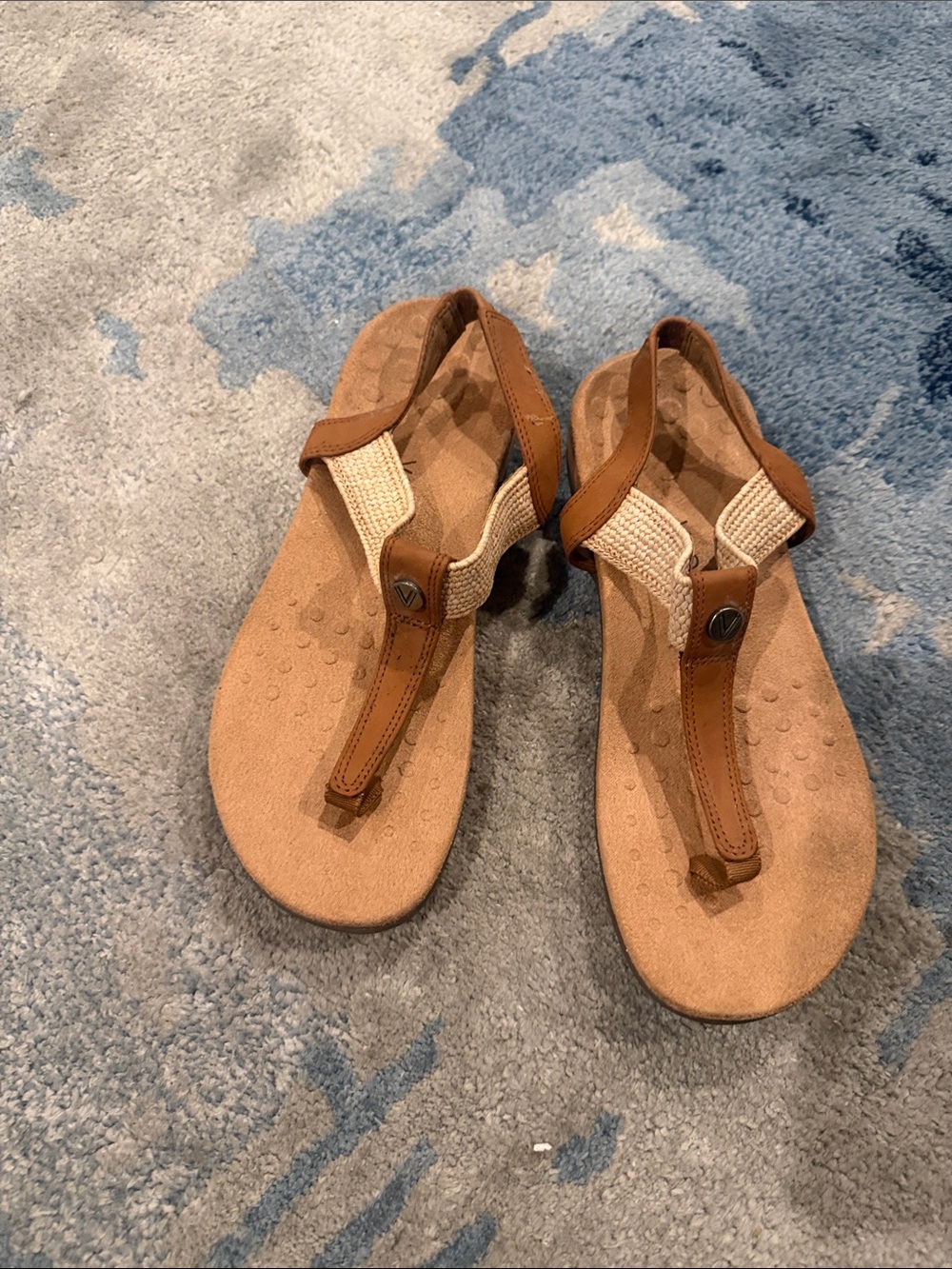 Vionic Women's Tan and Cream Leather Thong Sandals